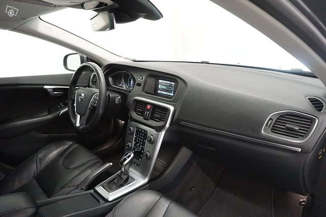 Volvo V40 9