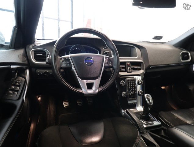 Volvo V40 11