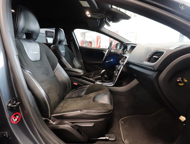 Volvo V40 13