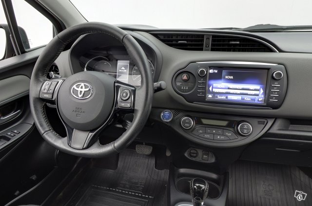 TOYOTA YARIS 9