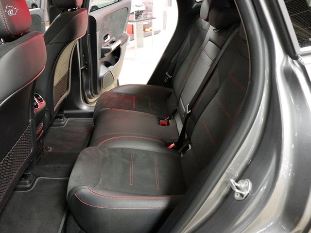 MERCEDES-BENZ EQA 8