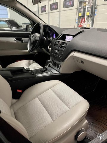 Mercedes-Benz C 8