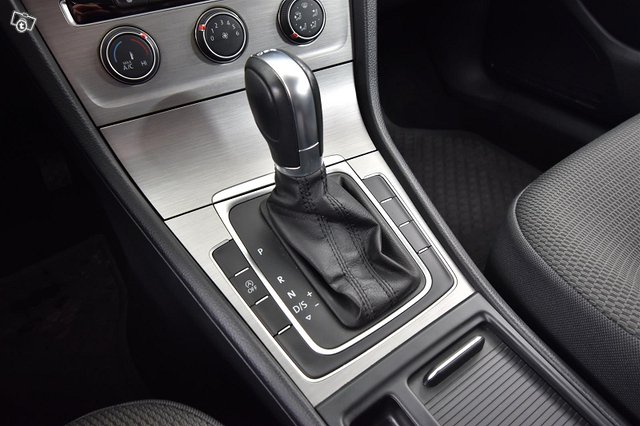 VOLKSWAGEN Golf 18