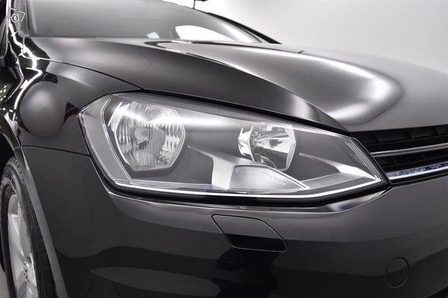 VOLKSWAGEN Golf 23