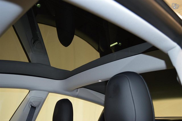 TESLA Model 3 19