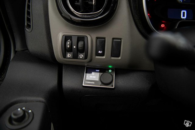 Nissan NV300 14