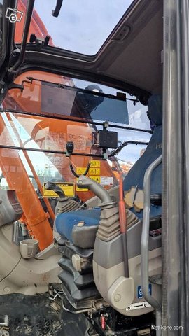 Hitachi ZX225USLC-3 4