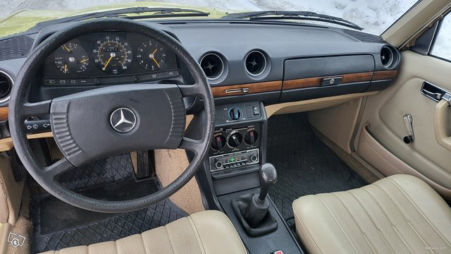 Mercedes-Benz 240 15