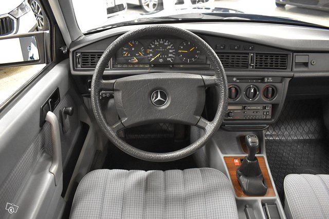Mercedes-Benz 190 16