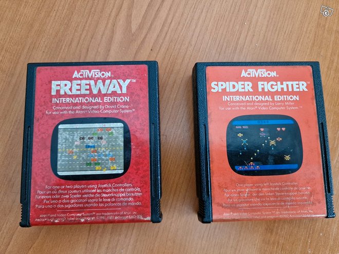 Atarin pelit Freeway ja Spider fighter, ...