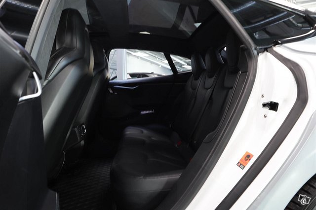 Tesla Model S 7