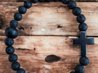 Miesten laavakivi hematiittiristi rannekoru