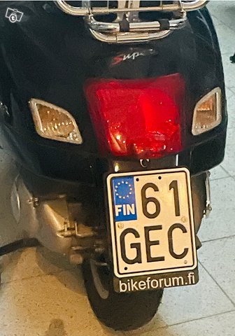 Musta Vespa 300 GTS skootteri 2