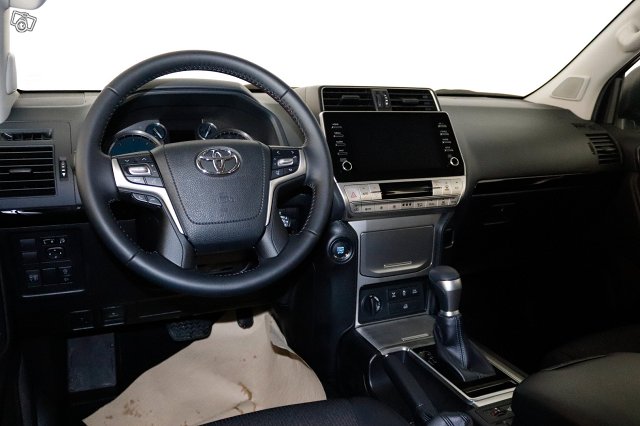 TOYOTA LAND CRUISER 9