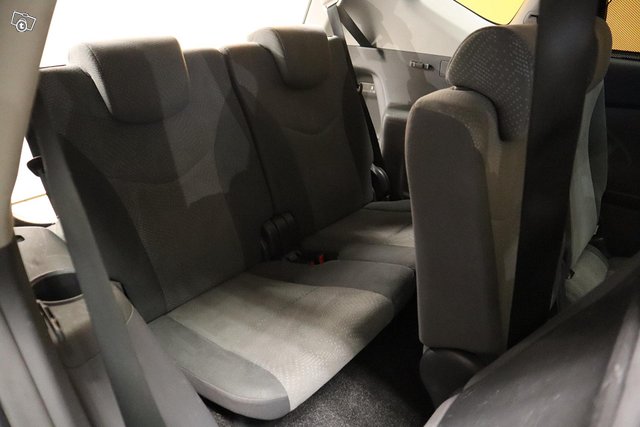 Toyota Prius+ 11