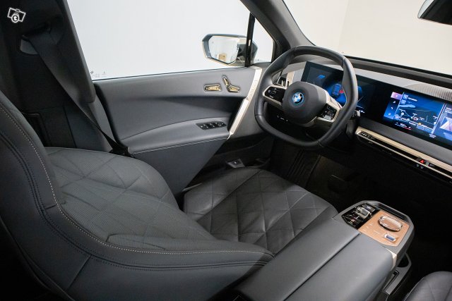 BMW IX 8