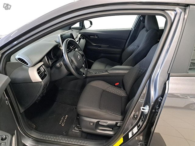 TOYOTA C-HR 8