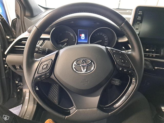 TOYOTA C-HR 12