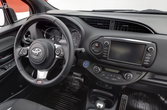TOYOTA Yaris 10