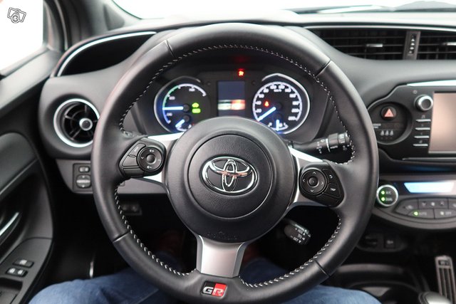 TOYOTA Yaris 11