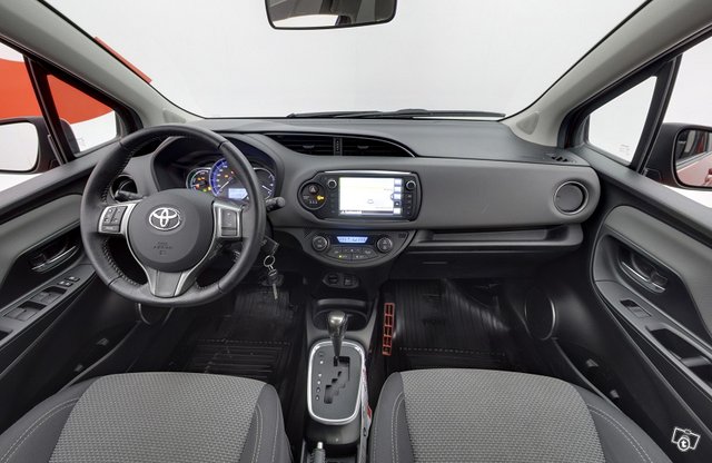 TOYOTA Yaris 9