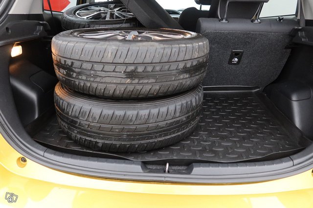 TOYOTA Yaris 16