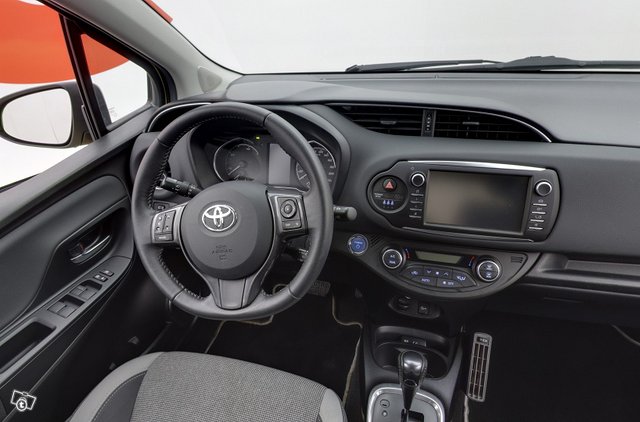 TOYOTA Yaris 18
