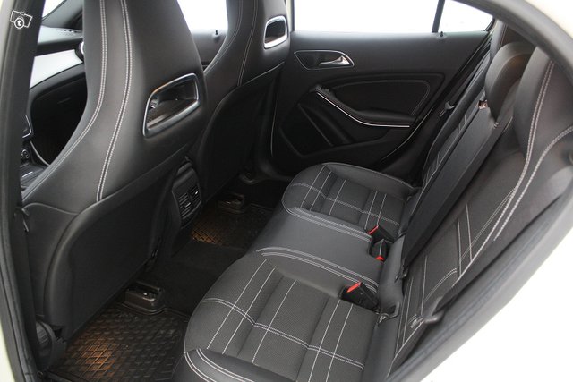 Mercedes-Benz GLA 10