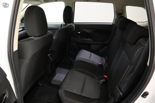 Mitsubishi Outlander PHEV 17