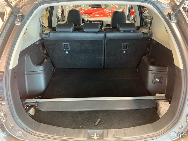 MITSUBISHI OUTLANDER PHEV 21