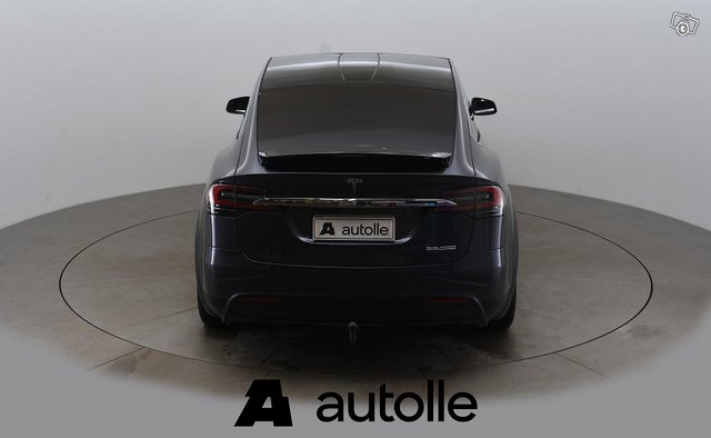 Tesla Model X 8