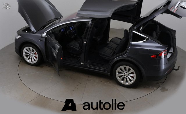 Tesla Model X 11
