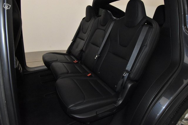 Tesla Model X 16