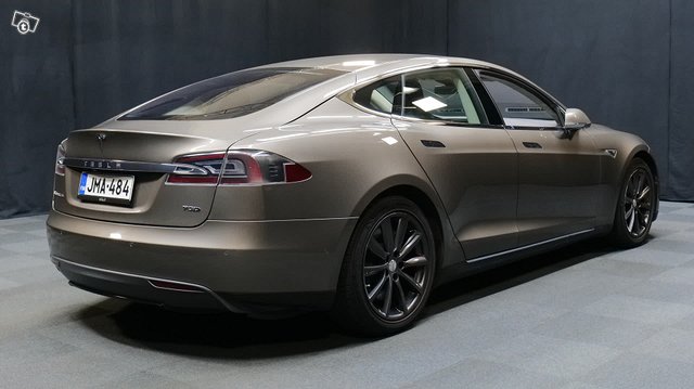 Tesla Model S 3