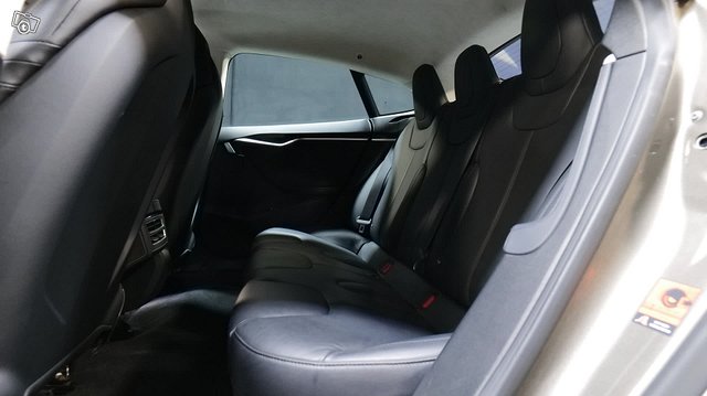 Tesla Model S 19