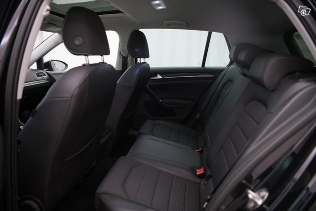 Volkswagen Golf 16