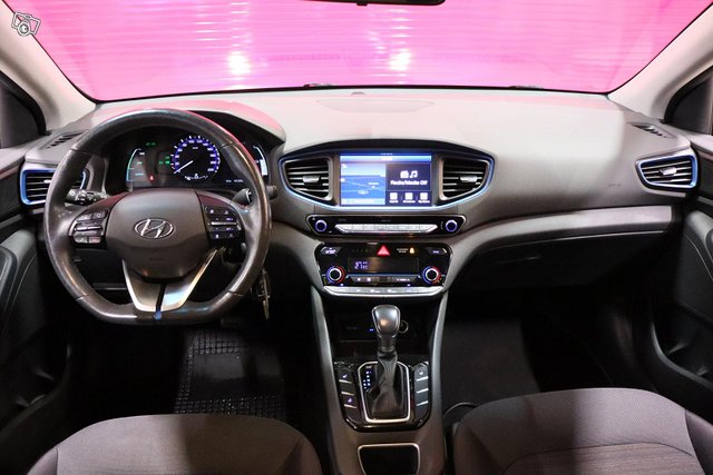 Hyundai Ioniq Hybrid 10