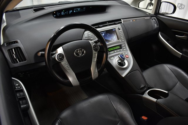 Toyota Prius PHEV 14