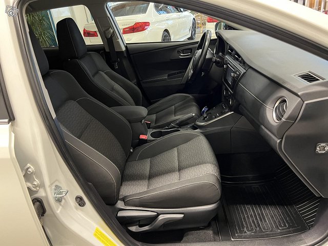 Toyota Auris 16