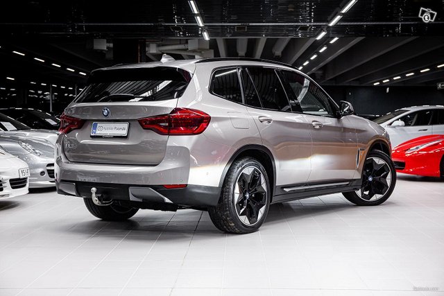 BMW IX3 5