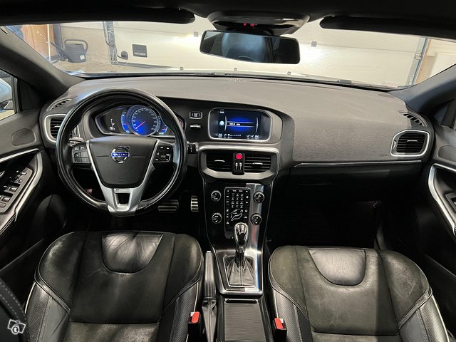 Volvo V40 11