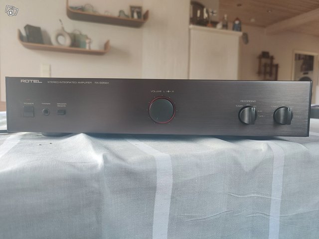 Rotel RA-935BX Vahvistin, kuva 1