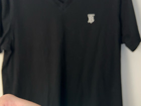 Burberry V-neck T-shirt, Vaatteet ja kengät, Helsinki, Tori.fi Burberry V-neck T-shirt, Vaatteet ja kengät, Helsinki, Tori.fi