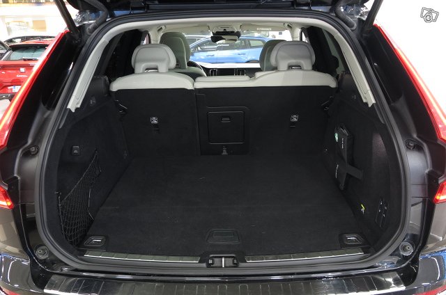 VOLVO XC60 8