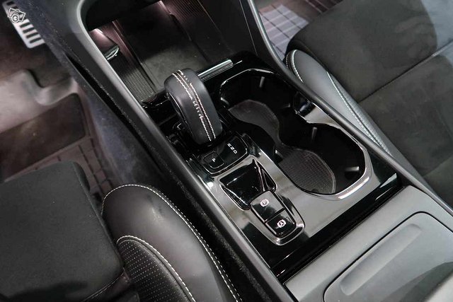 VOLVO XC40 7