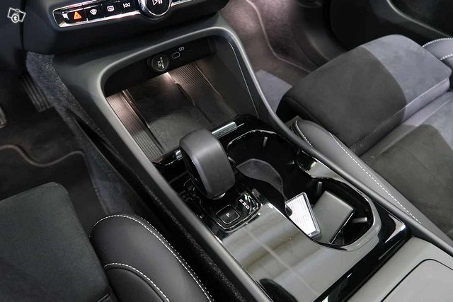 VOLVO C40 8
