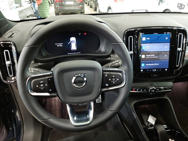 VOLVO XC40 9