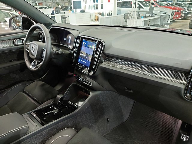 VOLVO XC40 25