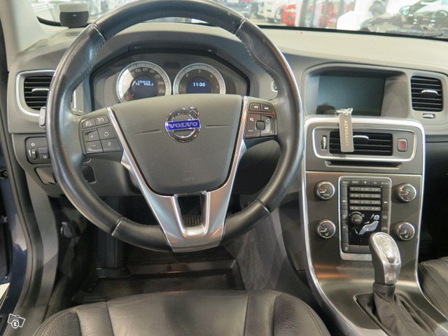 VOLVO V60 5
