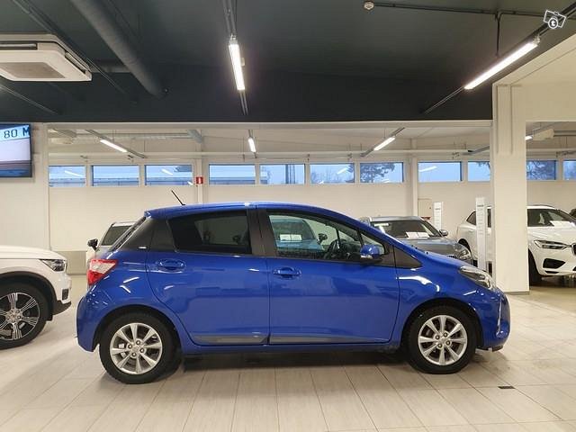 TOYOTA Yaris 8